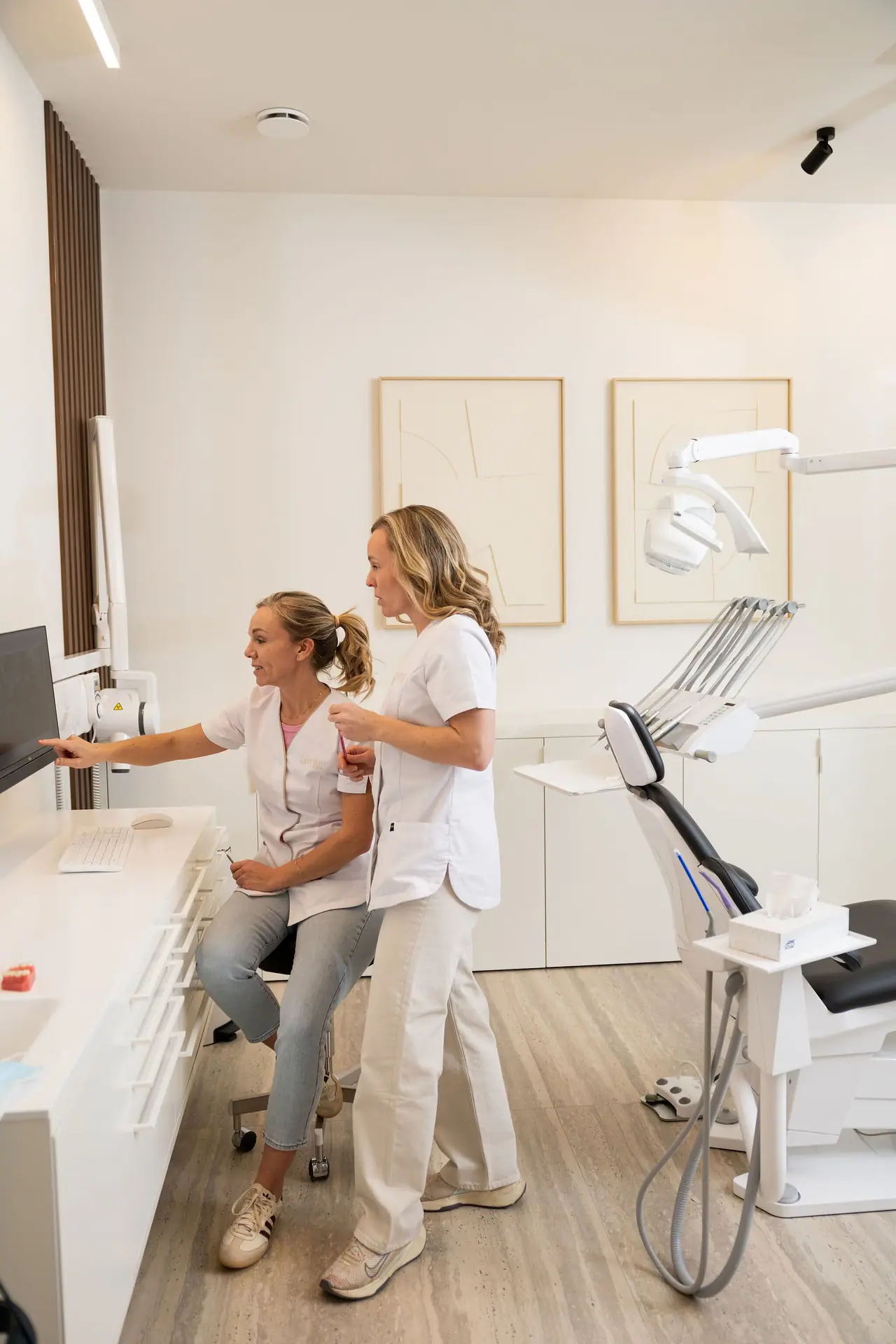Dentist assistant clinic
